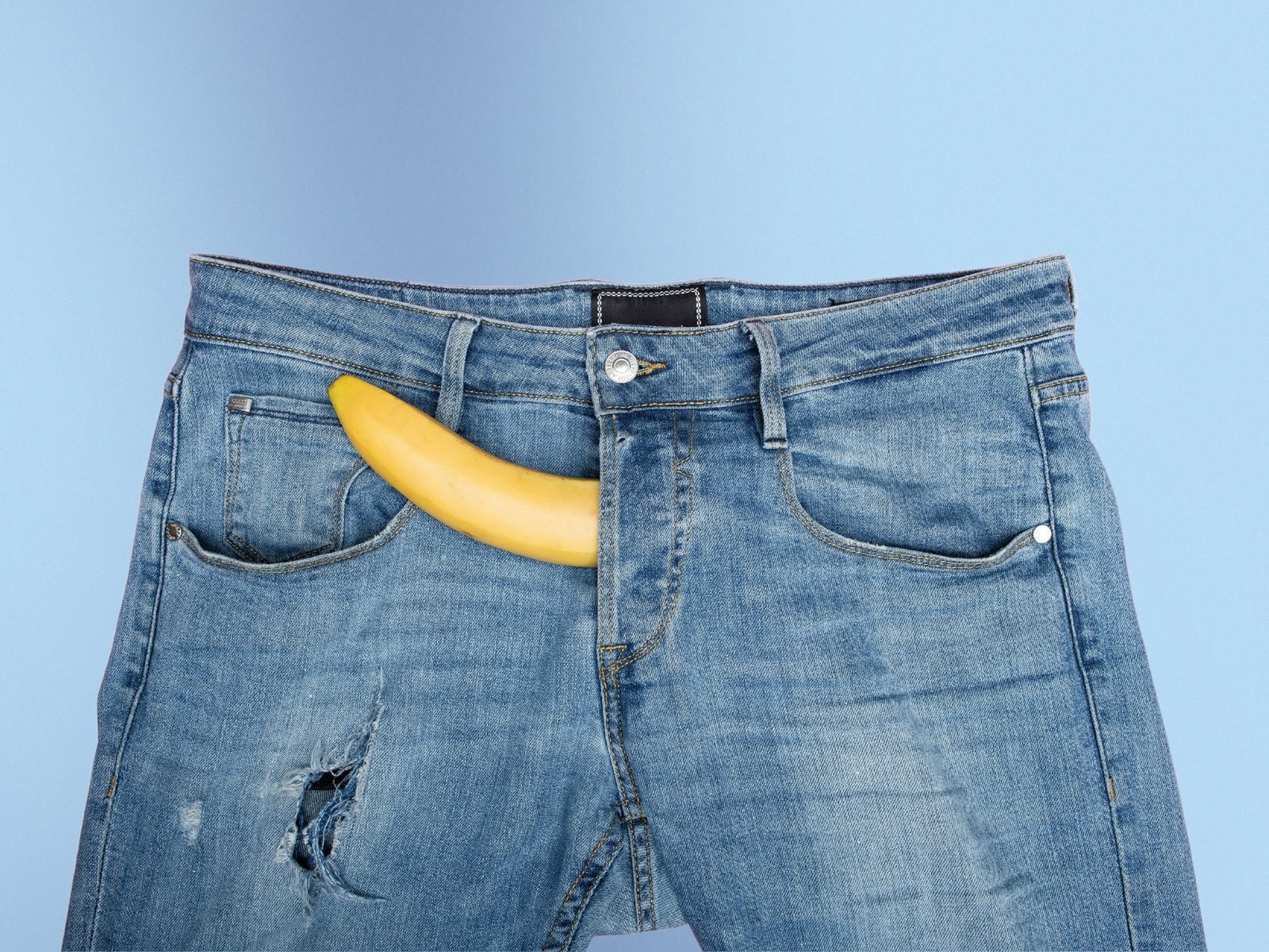 Blå bukser med en banan, der symboliserer en penis