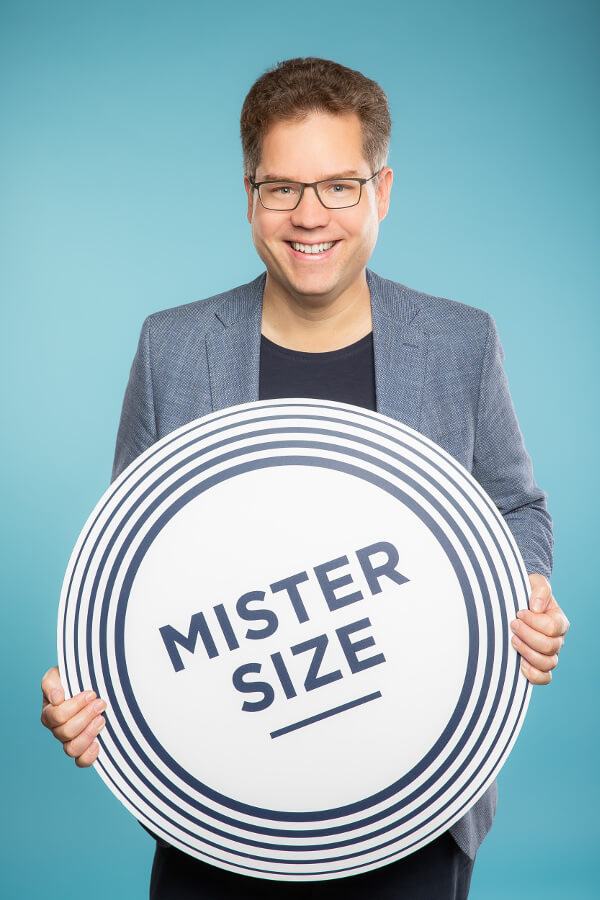 Jan Vinzenz Krause med MISTER SIZE-logo